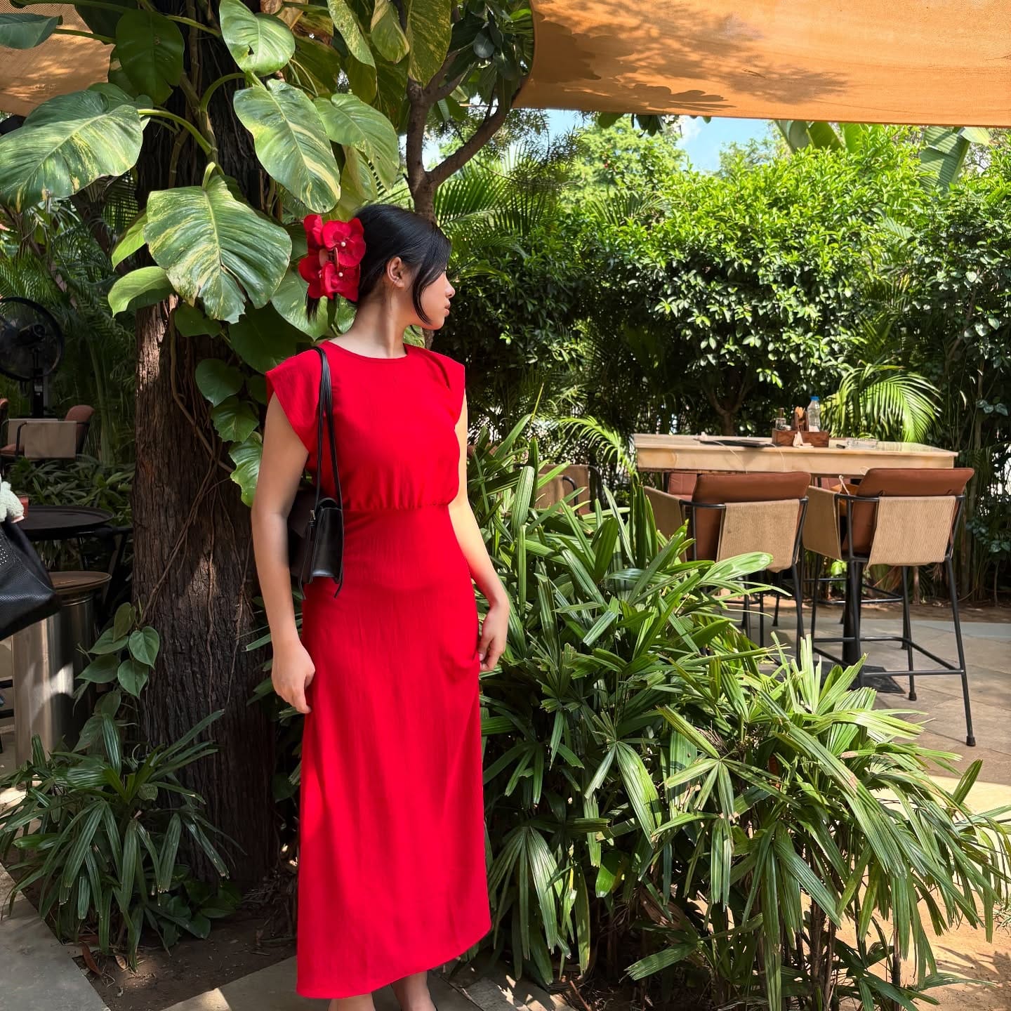 Just out here pretending i’m an island girl🌺
Clutch from @bblinggggggg 
[Comment for links]