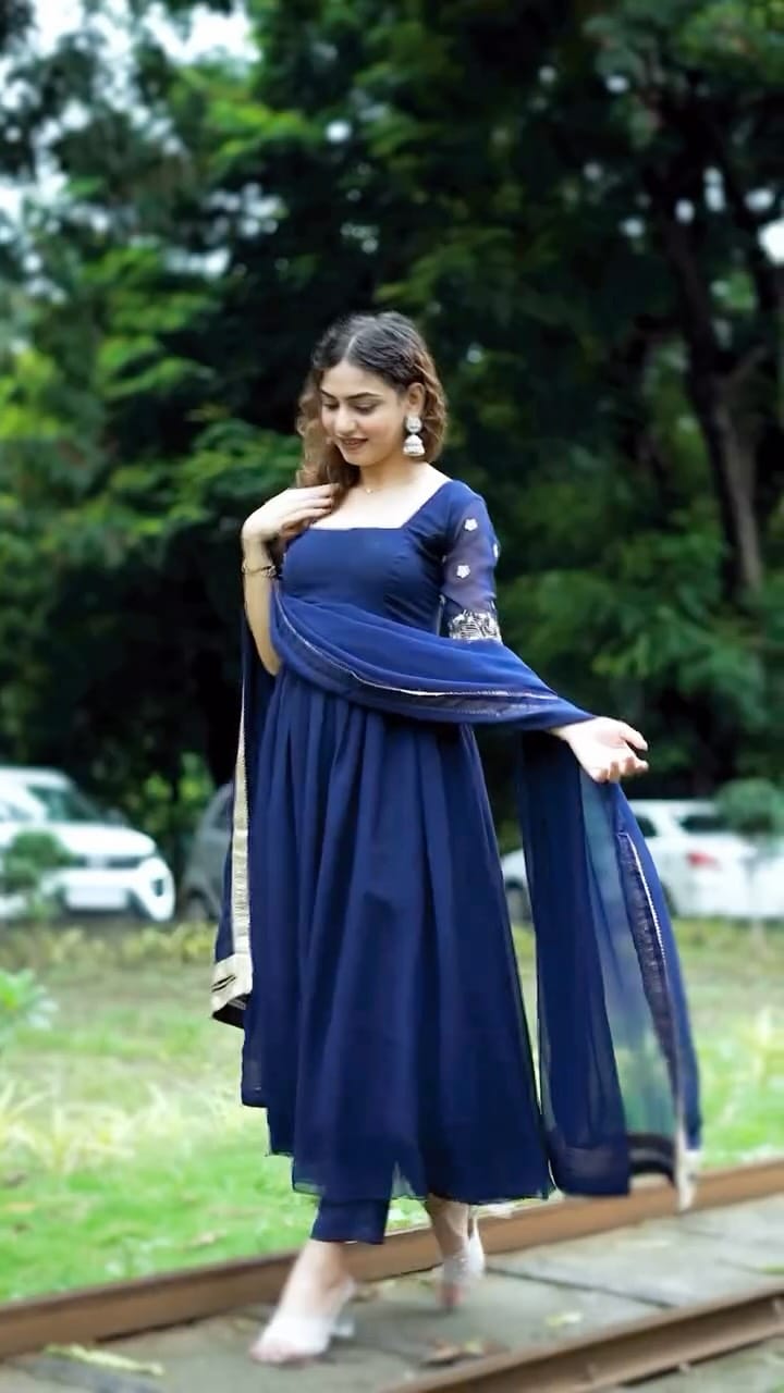 Glowing in tradition 🕊️🌷
Outfit- @lavanyathelabel 🌼
Jewellery- @shreeanantt ✨
📷- @the_photogenic_studios 
#kurtasets #traditonal #traditionalfashion #reels #aesthetic #fyp #desi #desilook #indianoutfit #indianethnicwear #indian #lavanyathelabel #kurtaset #y2k #fashionistas