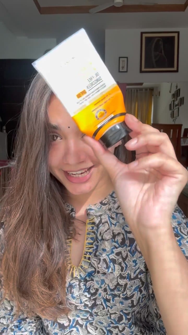 An oil free sunscreen that goes from dewy to dry in minutes. 🫰🏼
Comment link and I’ll send it to you :) or DM me this reel. 
[ sunscreen @drsheths dr sheths spf 50 pa++++ Skincare Indian skin friendly kesar kojic acid ]