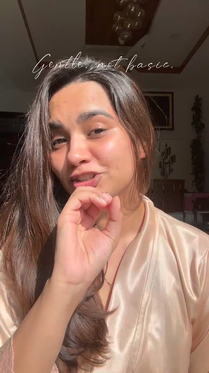 It’s giving fruit facial but fasterrr 🍊
Been using the @foxtaleskin  Papaya & Vitamin C Foaming Face Wash and I genuinely love how it gets the oil off without leaving my skin dry.
Gentle, effective, and smells so fresh. New fave unlocked ✨
#Glowin60 #papayafacewash #vitamincfacewash #foxtaleskin #foxtale #fruitfacial #instantoilcontrol #apoogharapproved