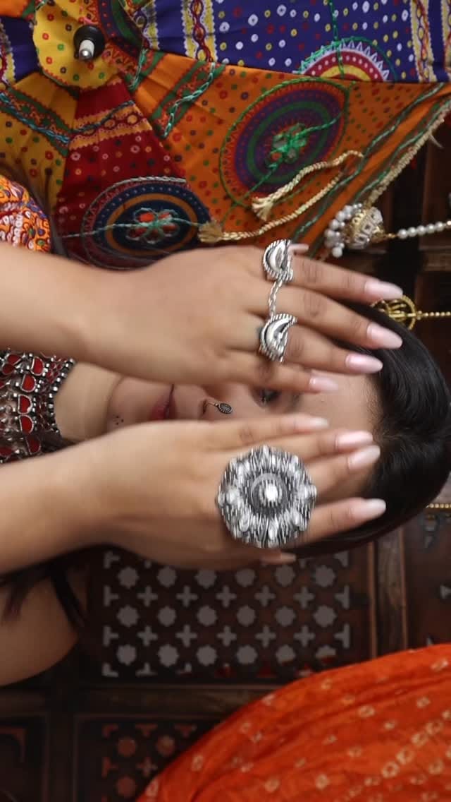 Effortless Eye Makeup For Navratri ✨
 comment for the link 🫶🏻
#reels #navratri #reelsinstagram #makeup #reelsvideo #desicore #makeuptutorial #smokeyeyes #navratrispecial