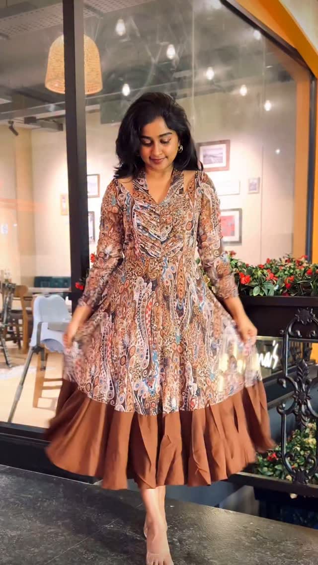 Comment for product link 🤎✨
Tap “Follow” to get all outfit links automatically in your DM 🫶✨
Did someone say coffee? 👀☕ Because this dress just giving me a whole latte vibe!! 🤎✨
Gorgeous brown chiffon dress that’s basically what soft brunch dreams are made of 😭💫 Like, not your regular plain brown.
 This one’s got the prettiest floral print, puff sleeves (major heart eyes), and an altered neck design that I’m absolutely obsessed with!! 💃🌸
The fabric? Light. Flowyyyy. Twirl friendly. Midi length and gathered just right 🥹🤎 !!!
Perfect for sipping coffee, brunch dates, office and college casual wear too!!
So yes!! If you hear me say “Did someone say coffee?” it’s because this outfit has me feeling like it ☕🤎
.
.
.
.
.
.
.
.
.
.
.
.
.
.
.
.
.
.
.
.
.
.
.
.
.
(Brown dress, coffee dress , Myntra affordable finds, flowy dress, Myntra dress haul, brown dress on brown skin, Tamil influencer, Bangalore fashion blogger, Bangalore influencer)