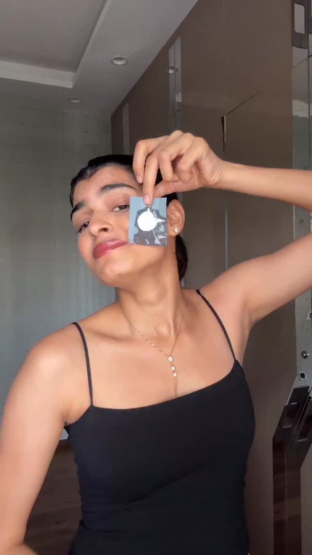 ‼️Comment down for link‼️
Okay besties, let’s settle this once and for all 👀 
Have you ever heard of the blotting paper test? Basically, it shows how much oil your sunscreen releases after application. Sooo I tried it with two sunscreens—my regular everyday one vs Hyphen sunscreen. ✨
And guess what… my everyday sunscreen literally turned the blotting paper into an oil painting 🫠💧 while Hyphen passed the test with flying colours. Hardly any oil, stayed intact, and didn’t make me look like a frying pan 🍳✨
What I love about Hyphen is that it’s lightweight, non-greasy, and still gives you broad spectrum SPF 50 PA++++ protection 🛡️☀️—basically everything we want from a sunscreen but rarely get in one. @letshyphen 
#sunscreen #spf #blottingpaper #blottingpapertest #sunscreentest #beautytip #beautybloggers #foryou #viralproducts #affordableskincare #viralproducts