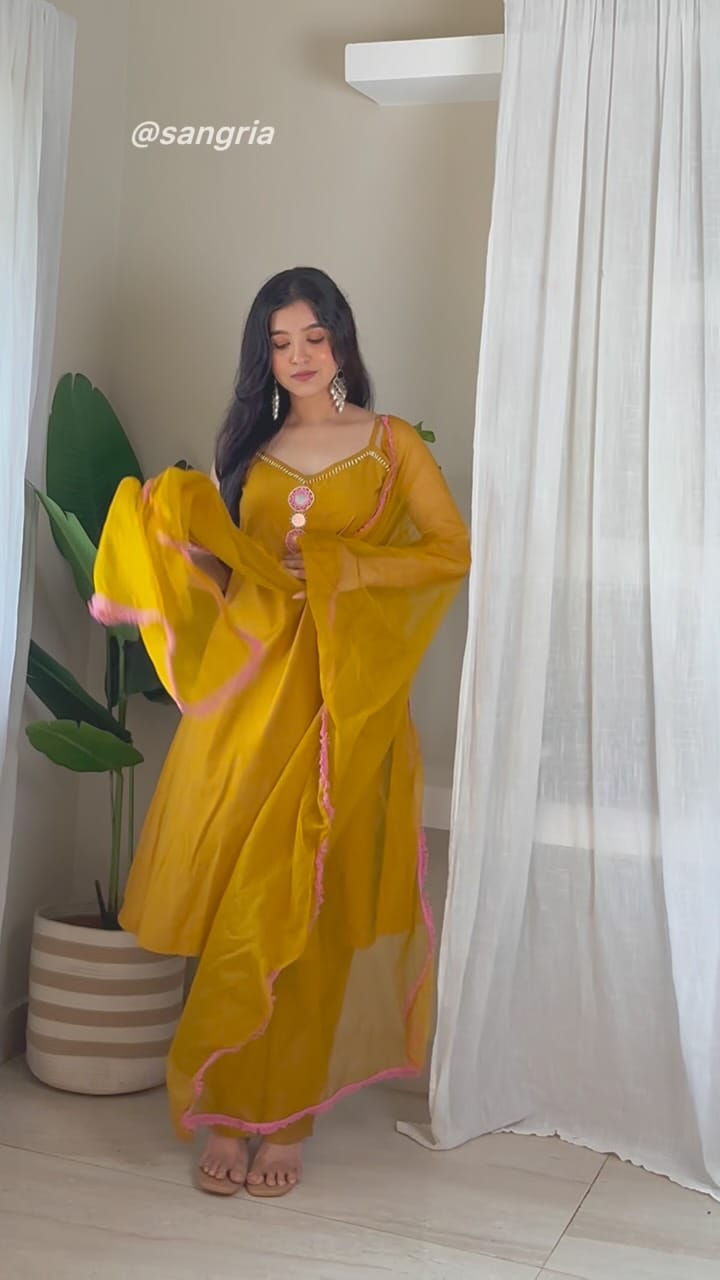 Festive wear kurta sets 
• comment down “festive” or share this reel with me 
Outfit 1 @silaiee 
Outfit 2 @zebaish.in 
Outfit 3 @libasindia 
Outfit 4 @sangria_fashion 
.
.
.
.
[festiveoutfit,anarkalisuit,farshisuit,kurtasethaul,kurtasethaul,explorepage,reelsfeed] #kurtasethaul #farshisuit #anarkalisuit #myntrafinds #reelsfeed