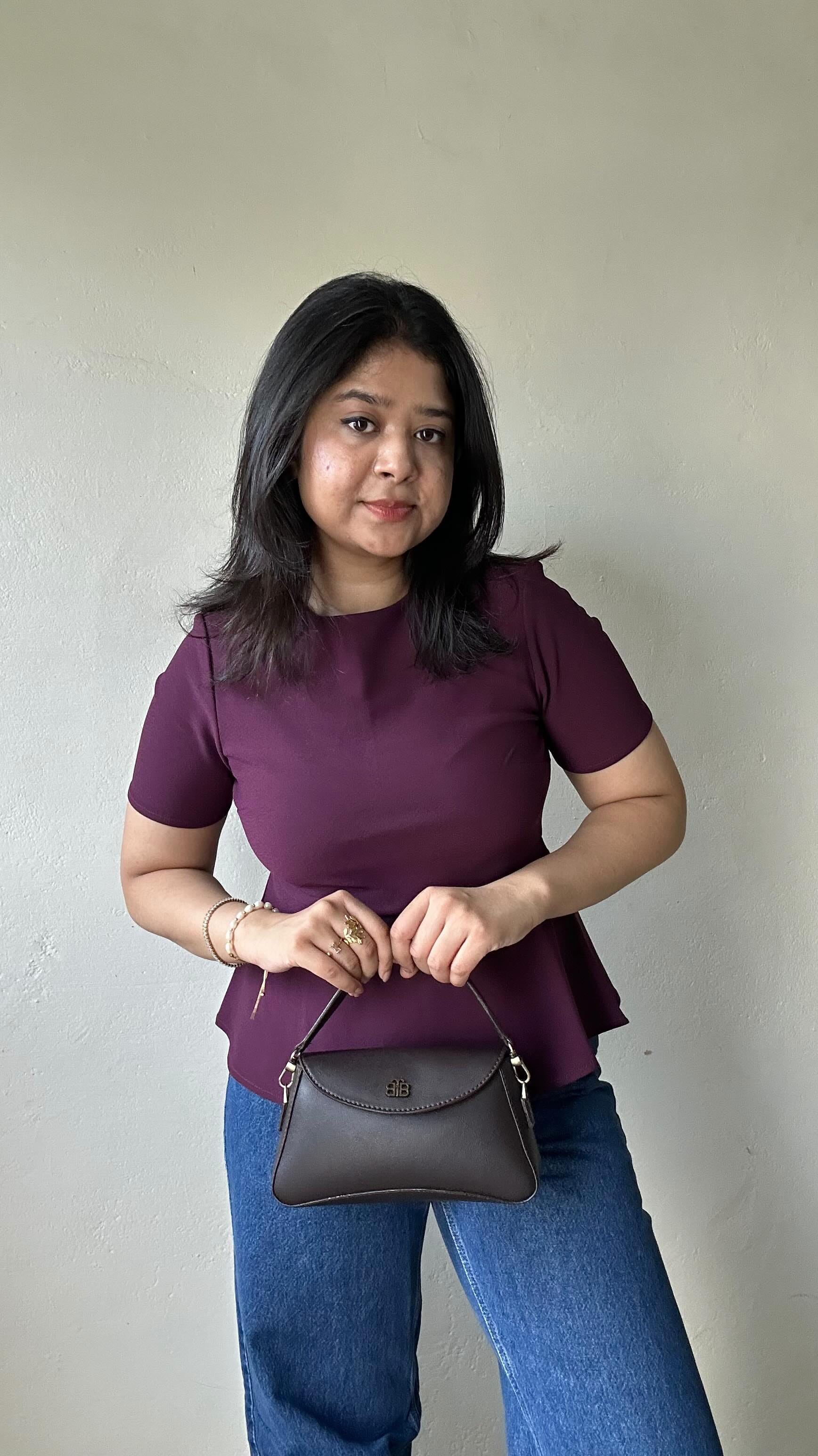 Fall Outfit Ideas -Day 2 | Share this reel with me or comment for links⭐️
Top & Jeans @hm 
Rings @luxyyjewel 
Bracelets @toclosetofficial 
{Fall outfit, autumn outfit, burgundy color, fall season}
#softgirlaesthetics #falloutfit #popofcolour #redbag #dailyoutfit #everydayoutfit #explore #outfitinspo #falloutfitinspiration #outfitideas #pinterestinspired #minimaloutfit #divbasics #denimondenim #falloutfit