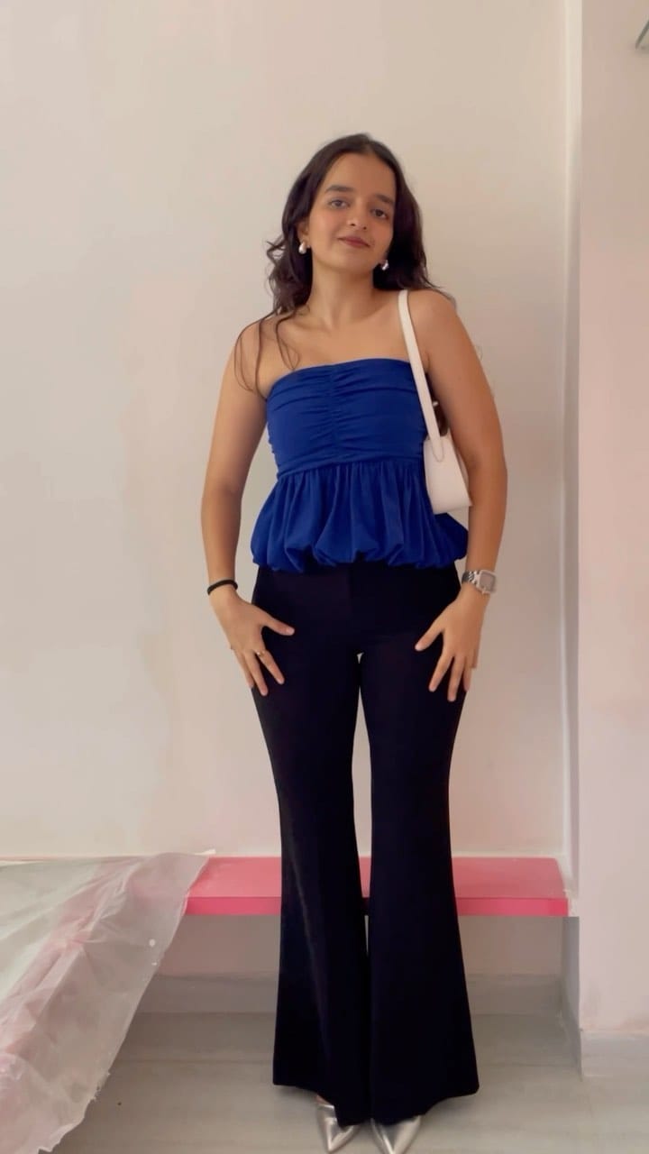 Blue top and black high waist flared pants 🫐👣