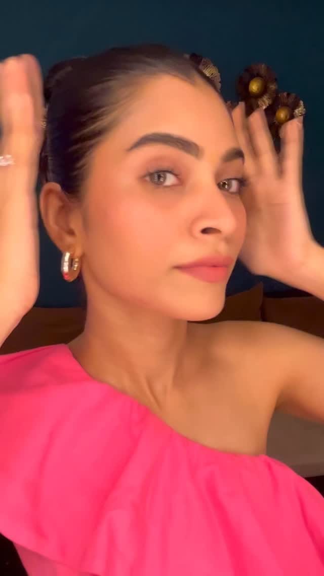 #Collaboration 💕 @aliaabhatt ‘s easy makeup look using these two products from @lorealparis ✨
L’Oréal Paris Infallible 24 H Tinted serum 
- 3-4 Light Medium 
L’Oréal Paris Infallible Matte Resistance 
Liquid Lipstick 
-601 WORTH IT
#Collab #InfallibleInMyTint #InfallibleLipsticks #AliaShade #SkinTint #LOrealParisIndia #LOrealParisMakeup