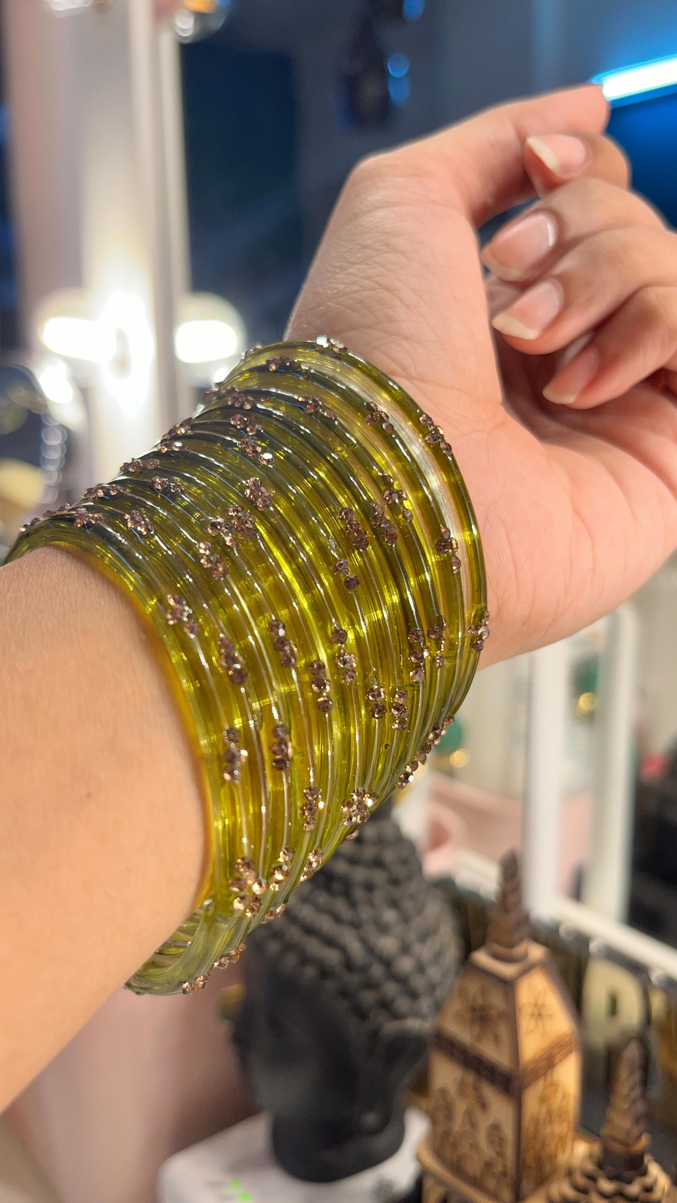 ✨😍Beautiful flower design glass bangles under ₹150/- @meeshoapp 
Comment link to get links in your DM 🔗
#meeshofinds #bangles #flowersdesign #glassbangles