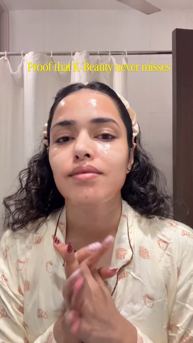 This is the first time I have used it, and I wasn’t expecting much. The texture is this thick, bouncy jelly that locks in hydration, seals in whatever skincare you applied, and creates this soft, glossy barrier that keeps your skin from drying out while you sleep.
And when I woke up? My skin felt tight. Plump. Calm. And honestly very hydrated and glassy 🫶🏻
.
.
.
#kbeauty #koreanskincare #jellymask #overnightmask #skincareinfluencer #fypシ