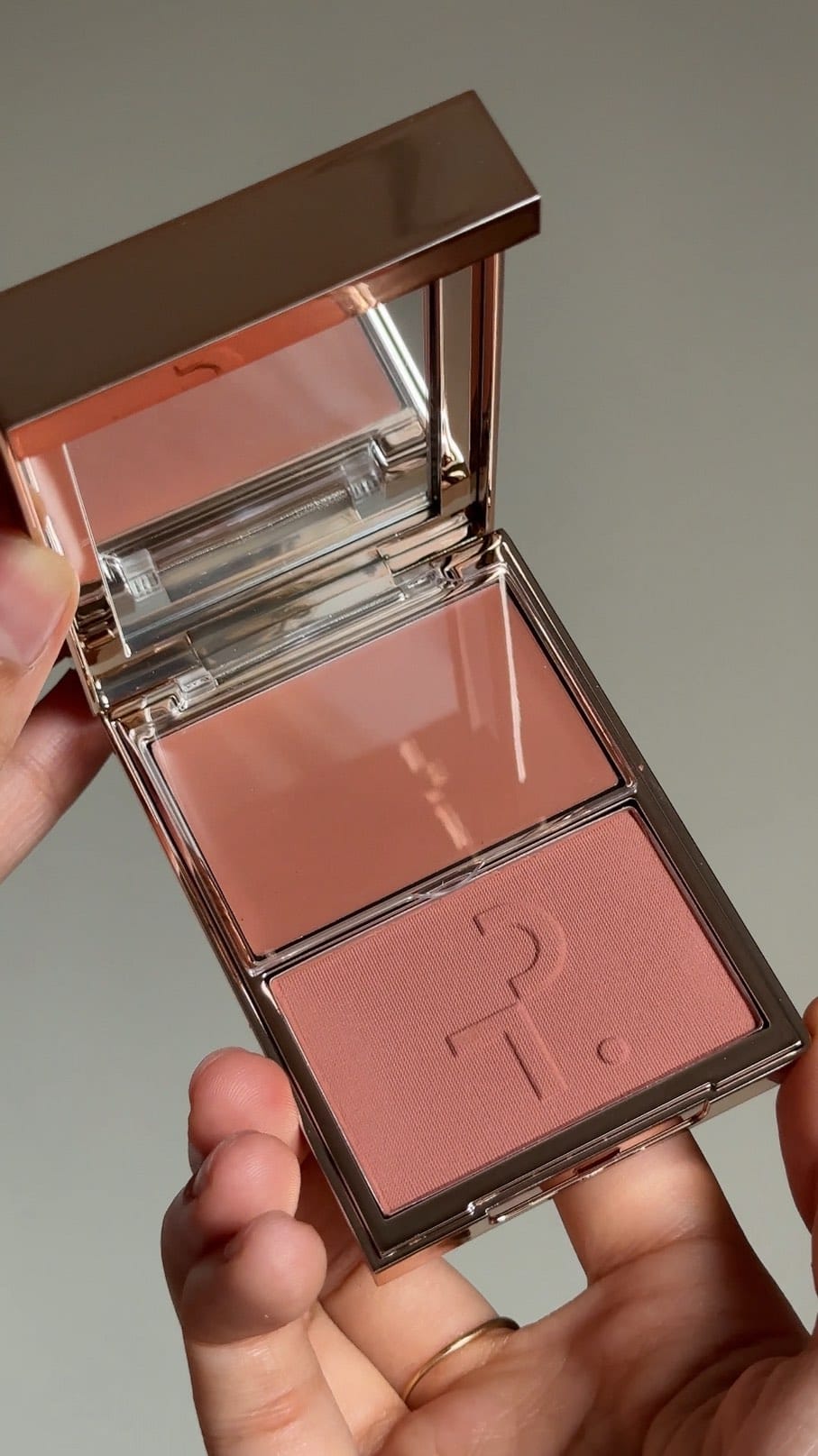 How can a blush be so beautiful @patrickta ?
We need this in India! 
.
.
#patrickta #patricktabeauty #patricktablush #blushreview #blush #bestblush [patrick ta blush review, patrick ta blush she’s seductive, blushes]
.