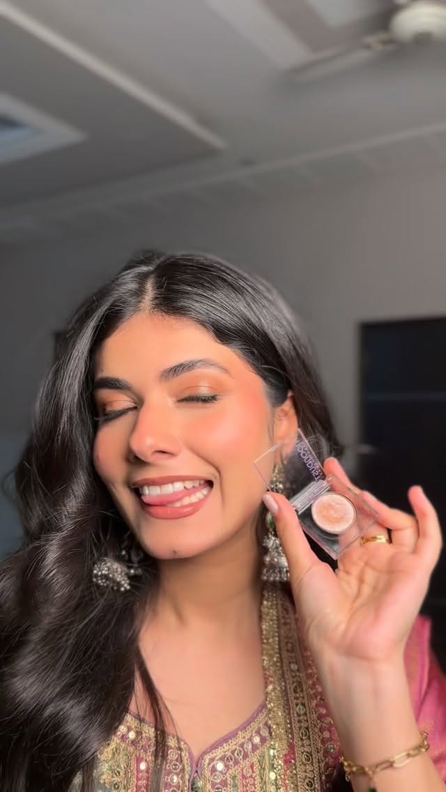 It makes the eyes look soo dreamy and glittery 🤌🏻
Loveee it!!
.
.
.
.
#weddingmakeup #makeuplook #eyeglitter #eyemakeuplook #urbandecay