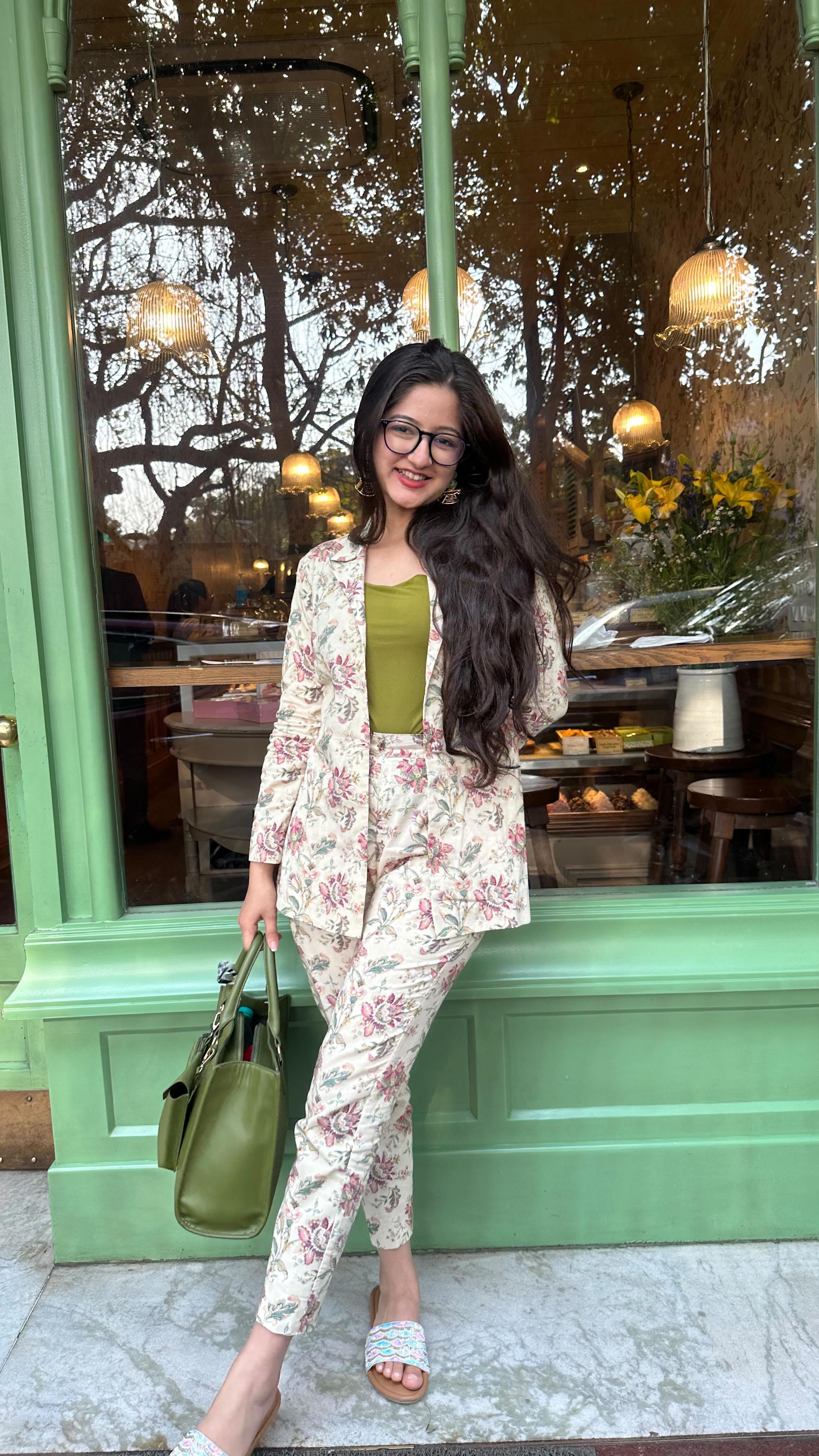 This fit is ONLY for ✨experimental fashion lovers✨💅🏻
Cotton blazers is a CHIC way to keep you winter ready atleast in not so cold winter places like Mumbai 🤭
You can obviously also wear thermals if your place is cold and layer with such printed blazers and create a style statement! Trust me everyone will love the outfit but only if you PULL IT OFF confidently!! 😌😉❤️
Tell me if you want an easier way to start wearing prints in formals cause such floral ones are slightly intimidating for some people! 🥰
Anyway, that’s all for Look No.1 but be back or FOLLOW me aka @jhanviibhatiaa for Look No. 2 of COLD DAYS, COMFY LOOKS 🥶💖
Comment link if you want the link to my top 💛
#colddays #comfylooks #winteroutfit #winteroutfitideas #blazerset #blazer #blazerstyle #highneck #modestoutfit #colddayscomfylooks #floralprint #explorepage #foryou #personalstyling #trendingsong #viralreels #personalstylist #jhanvibhatia