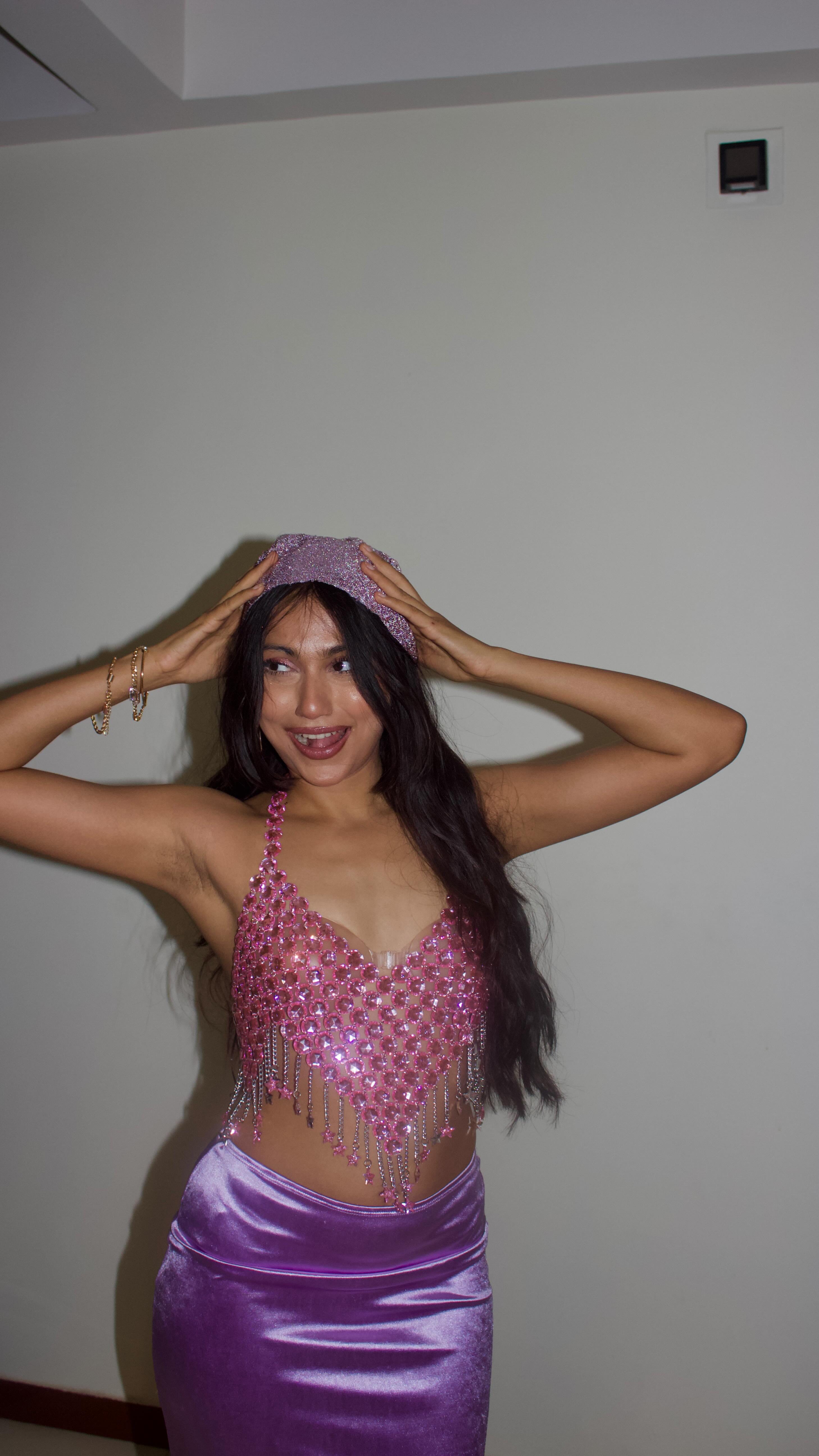 Ibiza has gotten in on my head. How was the look?? Comment for links 
Top @gplt.in 
Mascara @benefitindia 
Lipstick @lakmeindia 
Lip liner @reachedmars 
Eyeshadow @hudabeauty