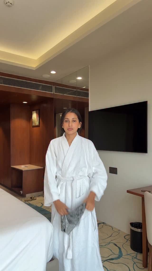 How was the look? Comment for linkss
Foundation @esteelauderin @elfcosmetics 
Blush setting spray @hudabeauty 
Concealer @maybelline_ind @toofacedlovesindia 
Highlighter @nudestix 
Lipstick @maybelline