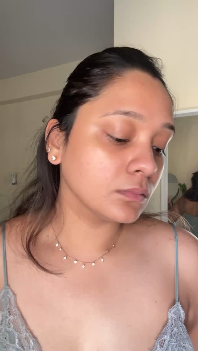 Comment “ LINK” to get the link in your DM ✨
Honestly, the dewy glow it leaves behind is just so goood ! 
Works great on acne marks and also pigmentation ! 
( pigmentation serum , pineapple , acne marks , fade acne marks , Indian skin , dewy glass skin )