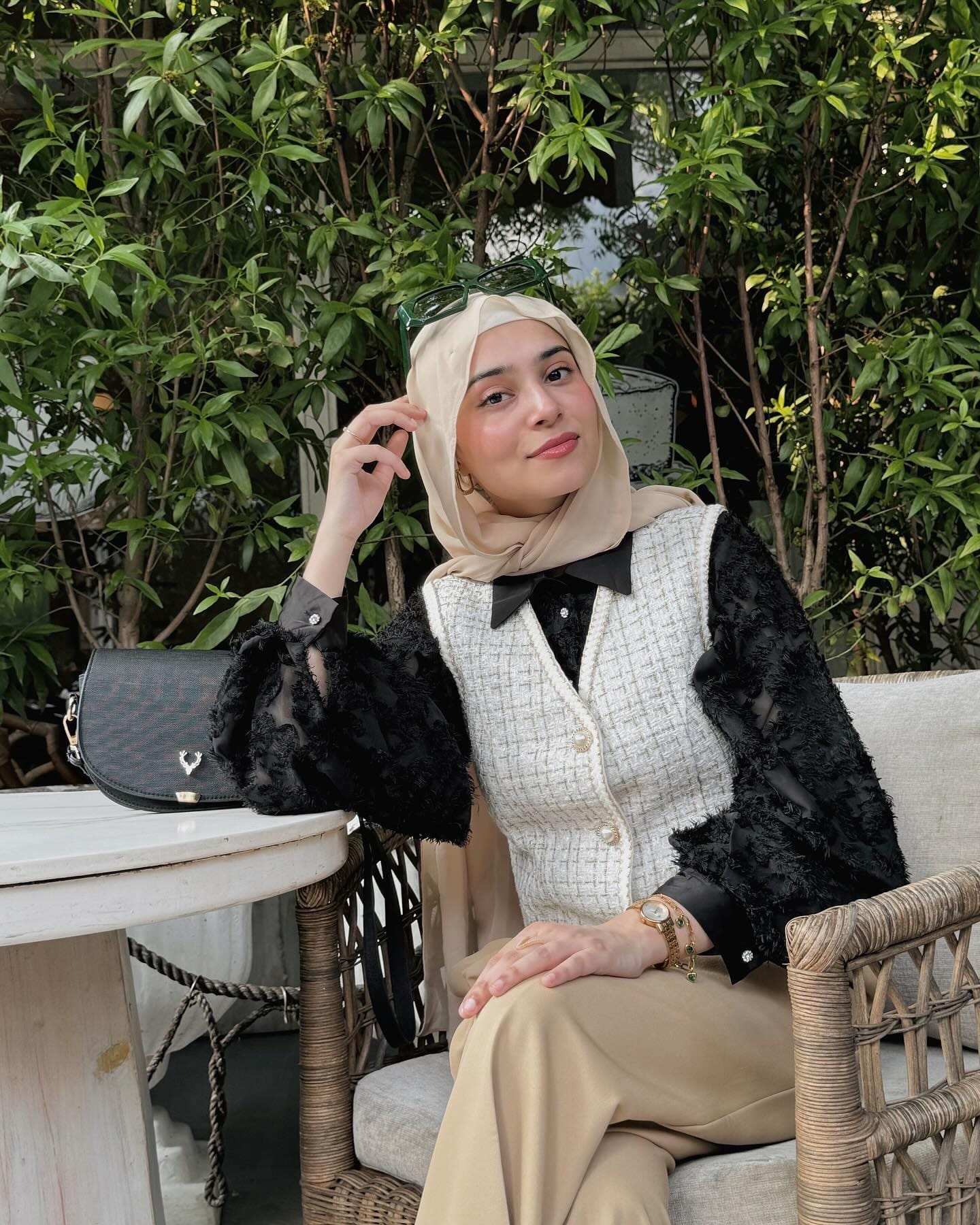 another day, another outfit 
Wearing @savana 
Product codes
Waistcoat: 1383332
Pants: 108241