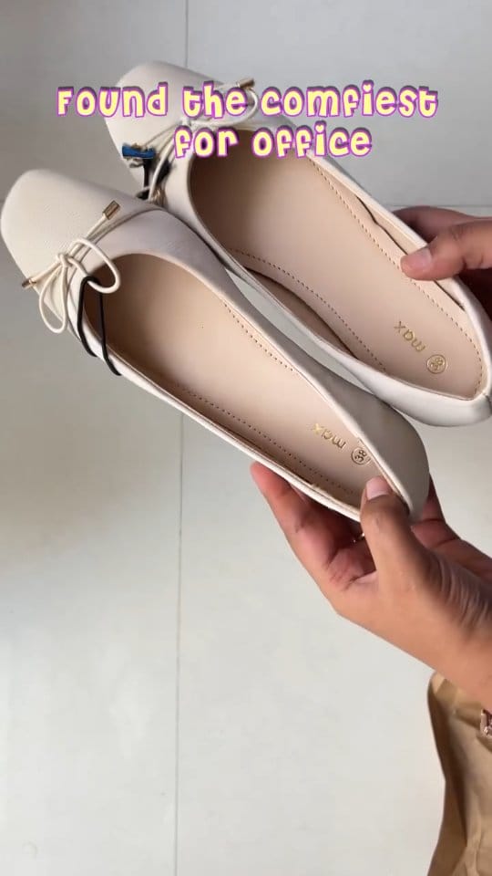 Comment "Link" for links! ✨
• Join my Broadcast Channel (Link in BIO!) for exclusive access to all product links, styling tips, and more! 📲
• Step into professional style and comfort with these Office Sandals from Max! 🏢
• Discover chic designs perfect for your workday, blending sophistication with all-day wearability.
• From subtle neutrals to elegant metallics, find the ideal pair to complement your formal and semi-formal office attire.
• Elevate your professional look effortlessly without compromising on comfort!
#OfficeSandals #MaxFashion #WorkwearStyle #FormalFootwear #ComfortableHeels #ProfessionalLook #MaxFinds #FashionFootwear #OfficeWear #SmartCasual #WorkFromOffice #BusinessCasual #FootwearLove #StyleAtWork #OfficeAttire #ShopNow #OnlineShopping #NewArrivals #MustHave #FashionGoals #MyntraFashion #FlipkartFashion #Sandals #WomenFootwear #ballerinas #WorkwearEssentials #FashionReels #OOTD #FootwearTrends #MaxFashionStore