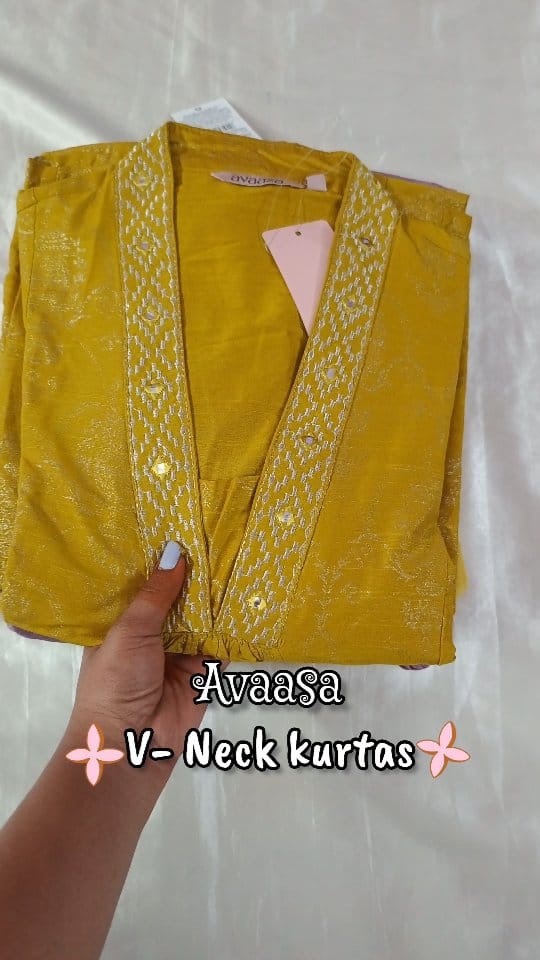Comment down for links 🖇️❤️‍🔥 
.
#trending #viralreels #wishlink #wishlinked #instafashion #ajio #instadaily #trendingreels #instagramreels #kurtaset #kurtas #v-neck #highneck Need part -2 On Kurtas💕🎀