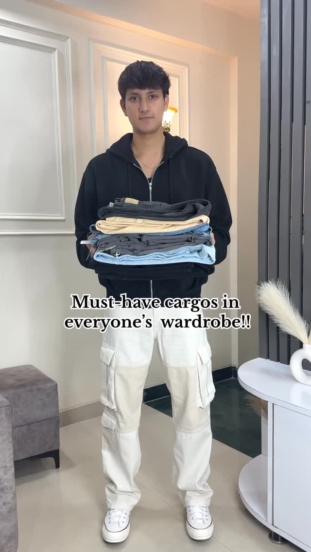 Must-have cargos in everyone's wardrobe!! 
Comment “dm” to get the products. 
.
.
.
.
.
.
.
.
.
.
.
#mensfashion #outfitinspiration #model #ootd #falloutfits