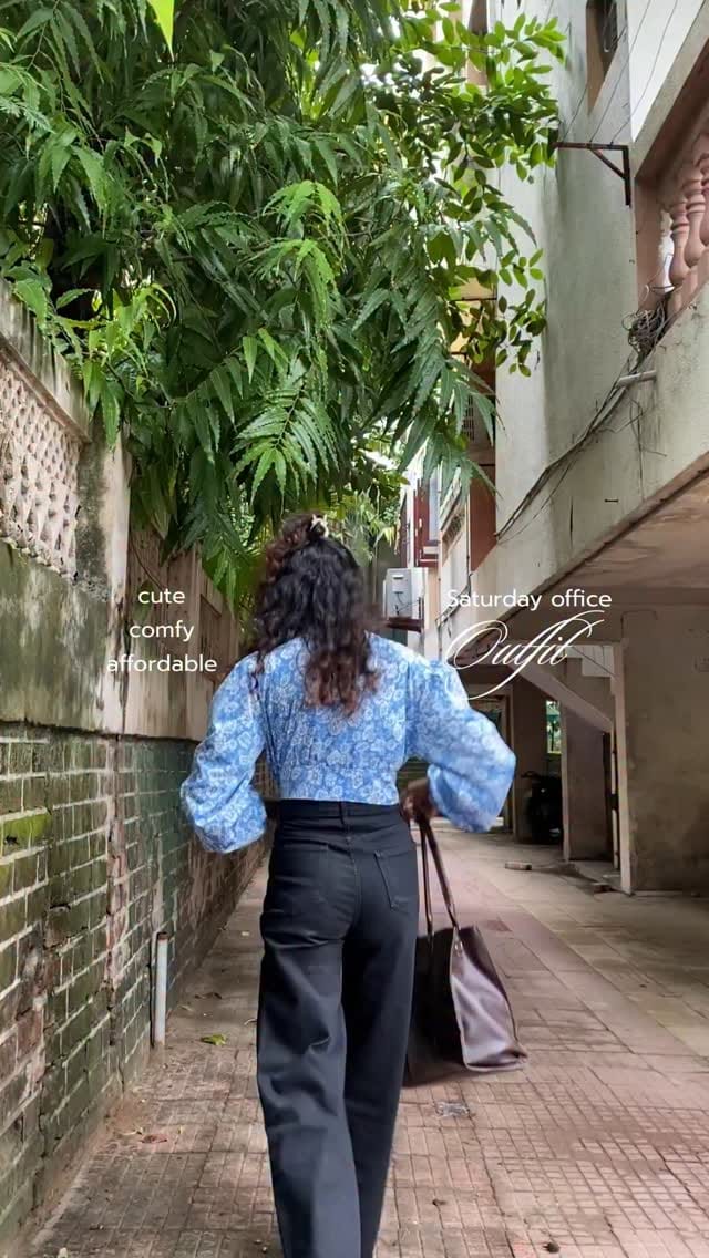 Such a STEAL🤌🏻💰🤑
🪿👕outfit deets: 
Jeans: @flipkart 
White tee: @thriftassam 
Blue top: 📍local market
Flats: @birkenstockin 
Tote bag: 📍law garden, Ahmedabad 
.
.
.
.
#ModestFashion #OfficeLook #SaturdayStyle #CasualOfficeLook #IndianWorkwear #WorkwearDiaries #OutfitUnder500 #BudgetBabe #AffordableFashionIndia #Under500Outfit #CuteAndModest #DenimDiaries #BlackDenimLook #WorkwearInspo #SmartCasualLook #MinimalStyle #explorepage✨ #trendingreelsindia #fyppppppp