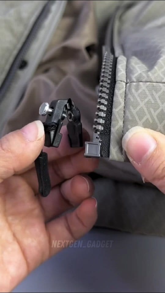 टूटी हुई ज़िप की टेंशन अब खत्म! 🛠️✨
अब जैकेट या बैग की चेन खराब होने पर उसे फेंकने की ज़रूरत नहीं है। यह छोटा सा Zip Puller किसी भी चेन को मिनटों में ठीक कर देता है।
✅ इस्तेमाल में आसान
✅ बेहद मजबूत
✅ काफी सस्ता
🔗 खरीदने के लिए:
1️⃣ पेज को Follow करें।
2️⃣ कमेंट में "LINK" लिखें, मैं आपको लिंक DM कर दूंगा