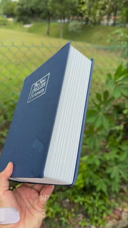 इंसानों पर भरोसा नहीं है? कोई बात नहीं... ये Dictionary कभी आपका राज़ नहीं खोलेगी। 🤐🖤