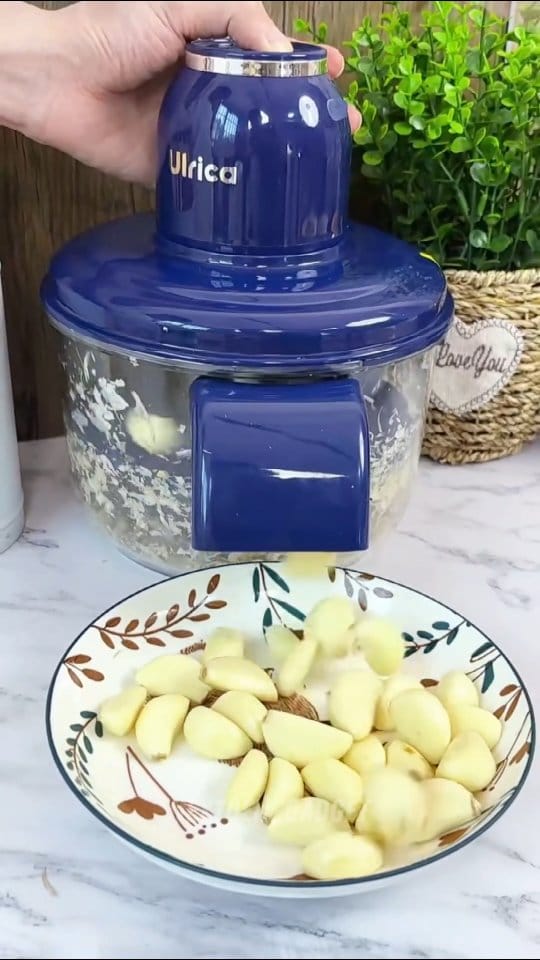 Comment for link 🔗 
लहसुन छीलना अब झंझट नहीं 😍 बस डालो और छिला हुआ बाहर! मम्मी के किचन के लिए परफेक्ट स्मार्ट गैजेट 👌
garlic peeler, kitchen gadget, smart kitchen tool, time saving gadget, garlic peeling machine
#GarlicPeeler #KitchenGadget #SmartKitchen TimeSavingGadget UsefulGadgets KitchenHacks HomeGadgets ViralGadget