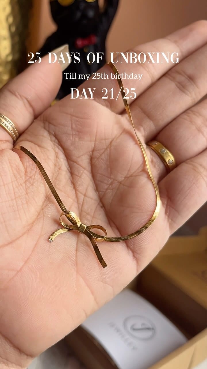 Tiny, but makes a statement! Gold bow necklace🎀✨
How would you style this necklace? Share your ideas!
#UnboxingTill25 #JewelryInspo #GoldAccent