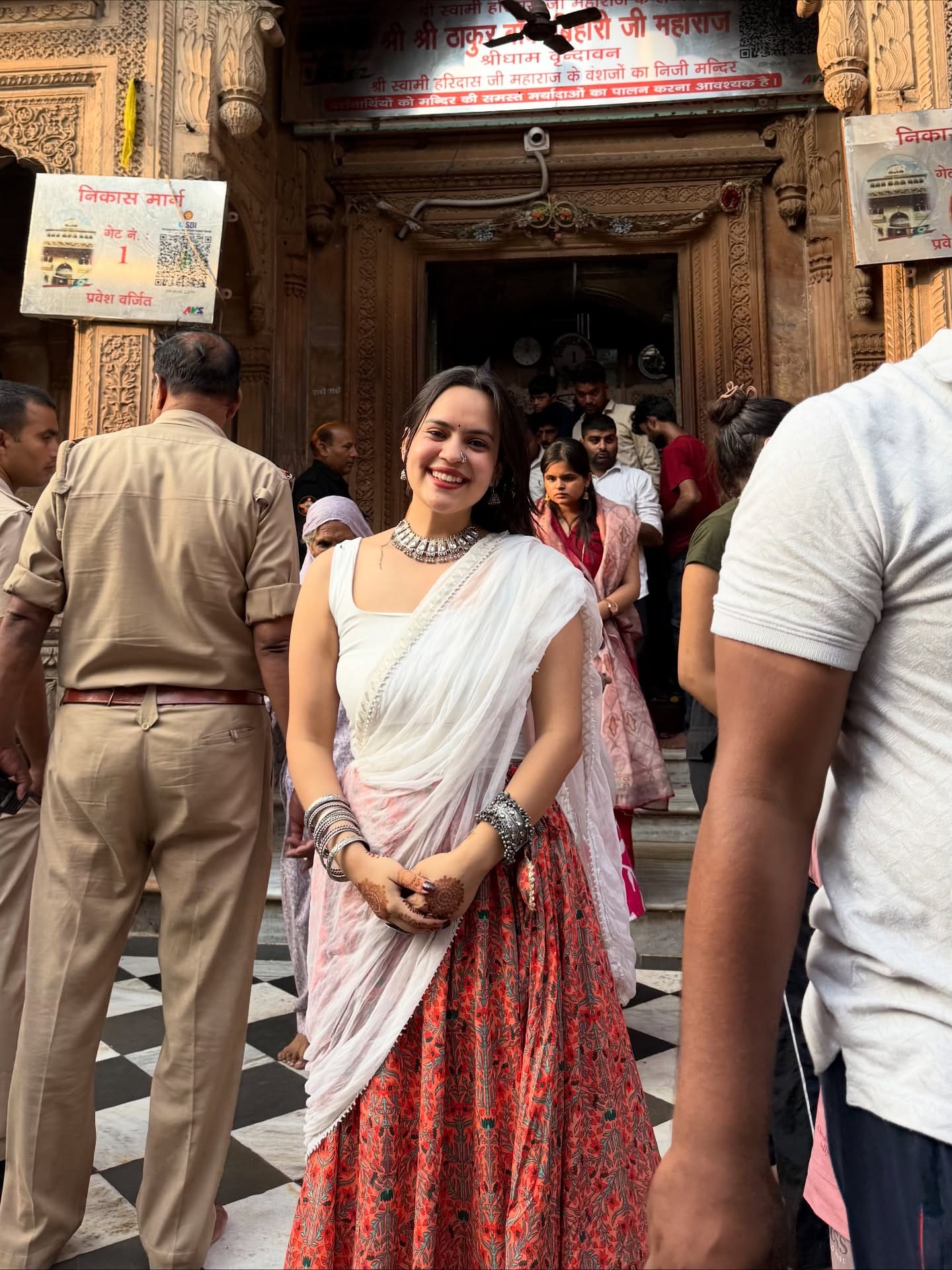 मुरली ki dhun k piche piche gyi toh वृंदावन pohoch gyi🦚🪈
#vrindavan #fyp #mathura #krishna #ki #nagri #up #temple #trip #visit #explorepage✨