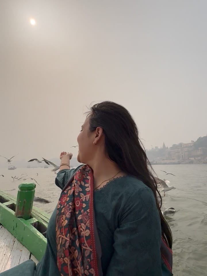 Kashti pe baitha dil,
aur kinaaron pe basi kahaniyaan✨
Banaras, tumne thehra diya🌊🛶
#banaras #ghats #familytrip #varanasi #varanasighats