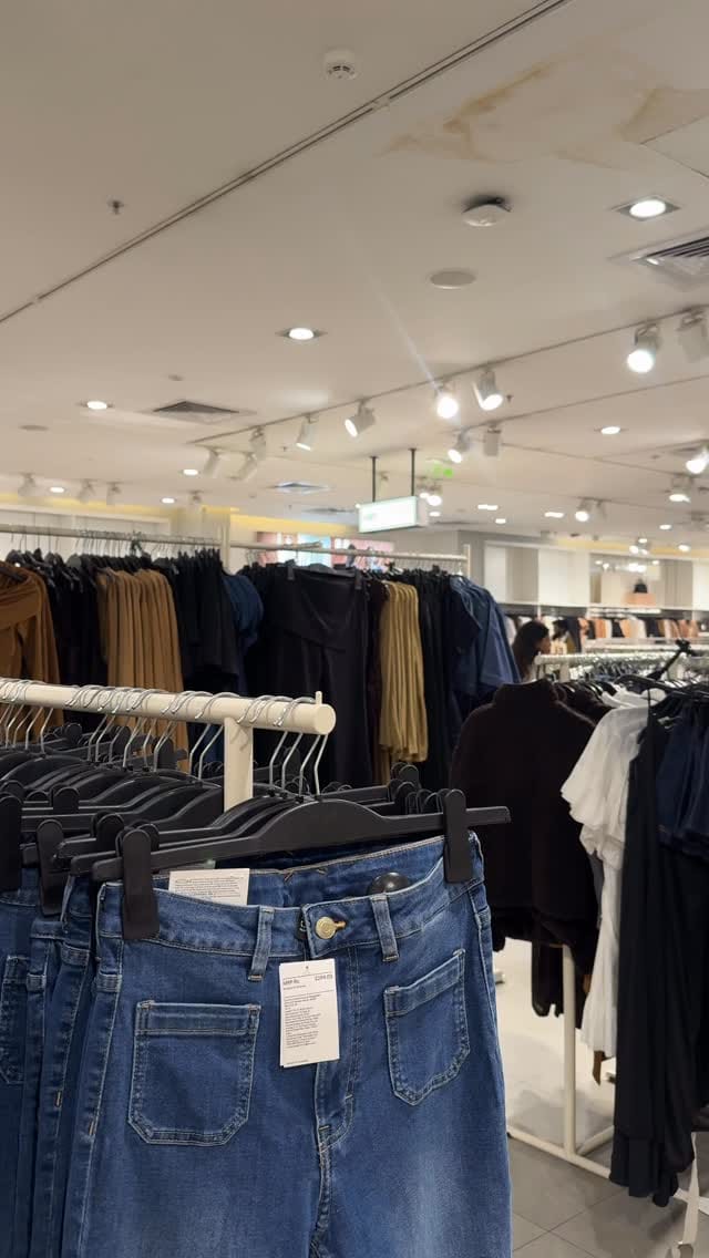 Run to @hm ♥️
.
.
Comment “HM” for links🥂
(Links doesn’t work if you’re not following)
.
.
#hmsale #hmbasic #hmbasics #hmhaul
#endseasonsale #hmdress #mumbaiaesthetic #whattobuy #cuteoutfits #cuteoutfitideas #basicoutfit #mumbaishopping #shopping #shoppingonline #shoppingindia #retailtherapy #phoenixmarketcity #salesalesale #creatorlove #reelitfeelit #reelkarofeelkaro