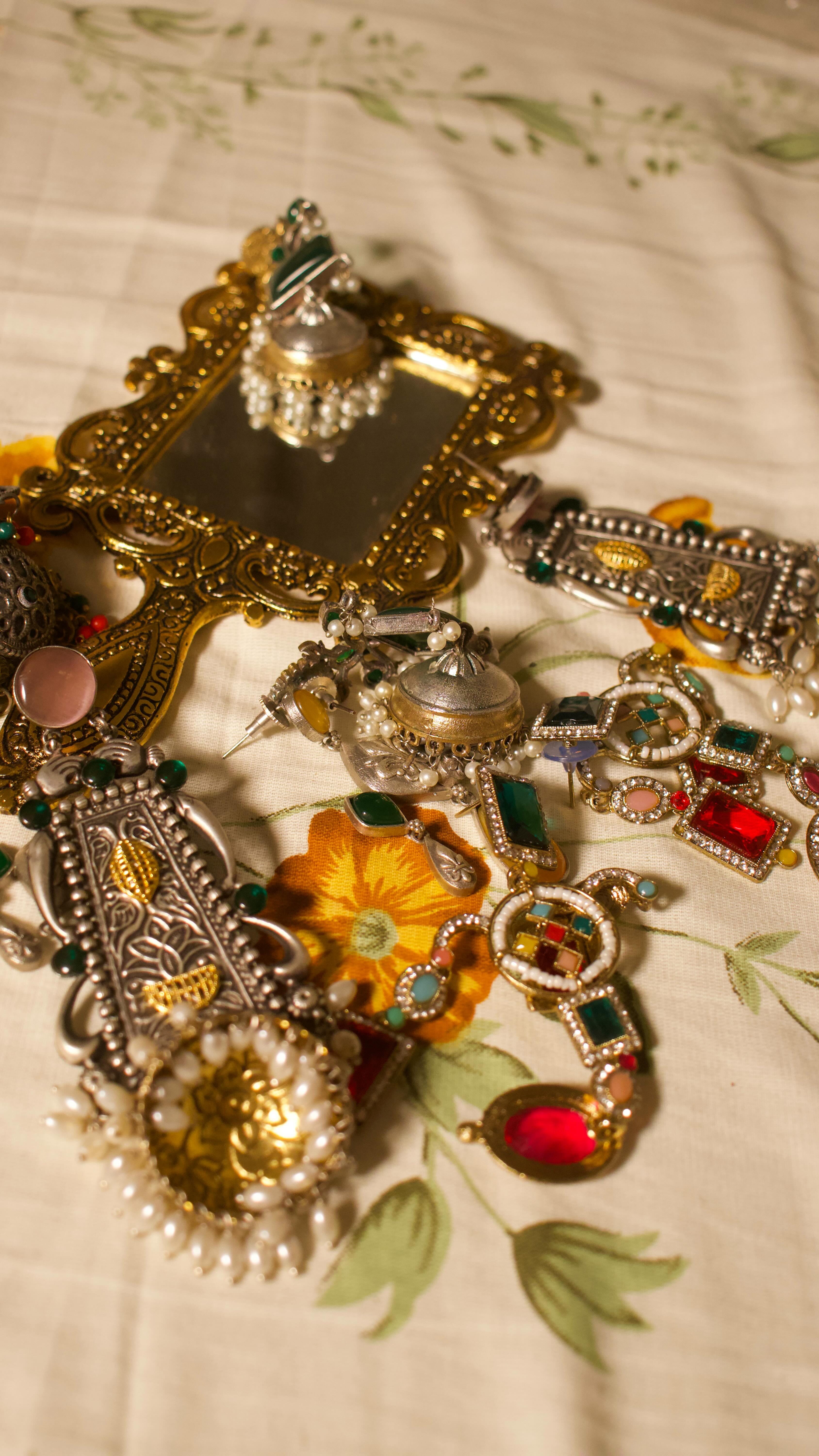 I mean… these are so beautiful 🤌🏼
Comment for the links 
.
.
#jhumka #meeshofinds