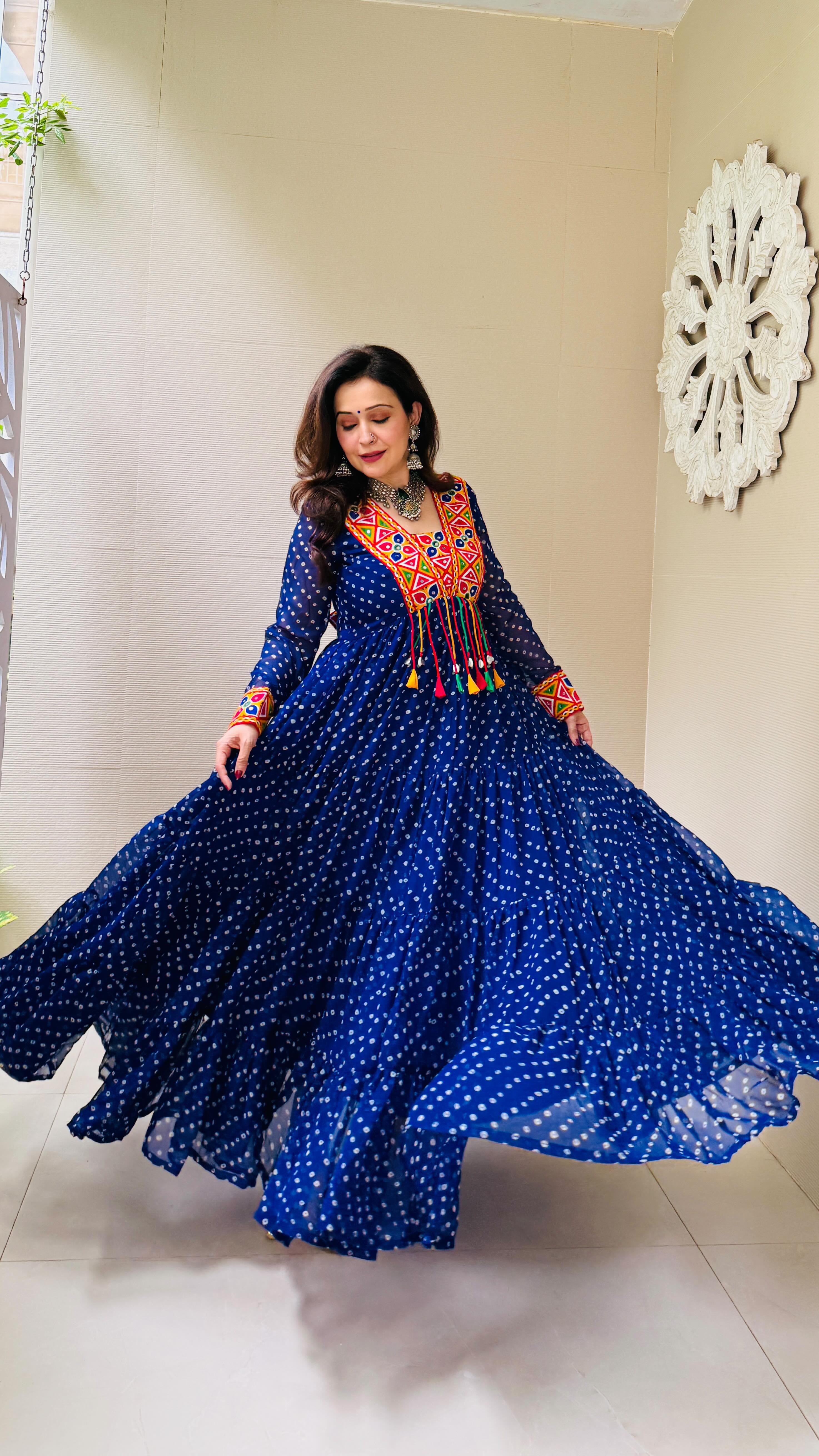 Oh wow, Navratri is just a month away 💃
Wearing @fashionfloorindia 
Comment down for links 🔗 
Jewellery 1 - @jewelswardrobebybindu 
Jewellery 2 - @phuljhadi