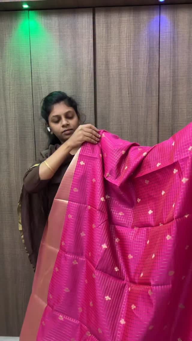 Saree @meeshoapp 
#meesho #meeshofinds #saree #banarassaree #softsilksarees #lightweight #easytocarry #functionwear #traditionalsaree #meeshohaul