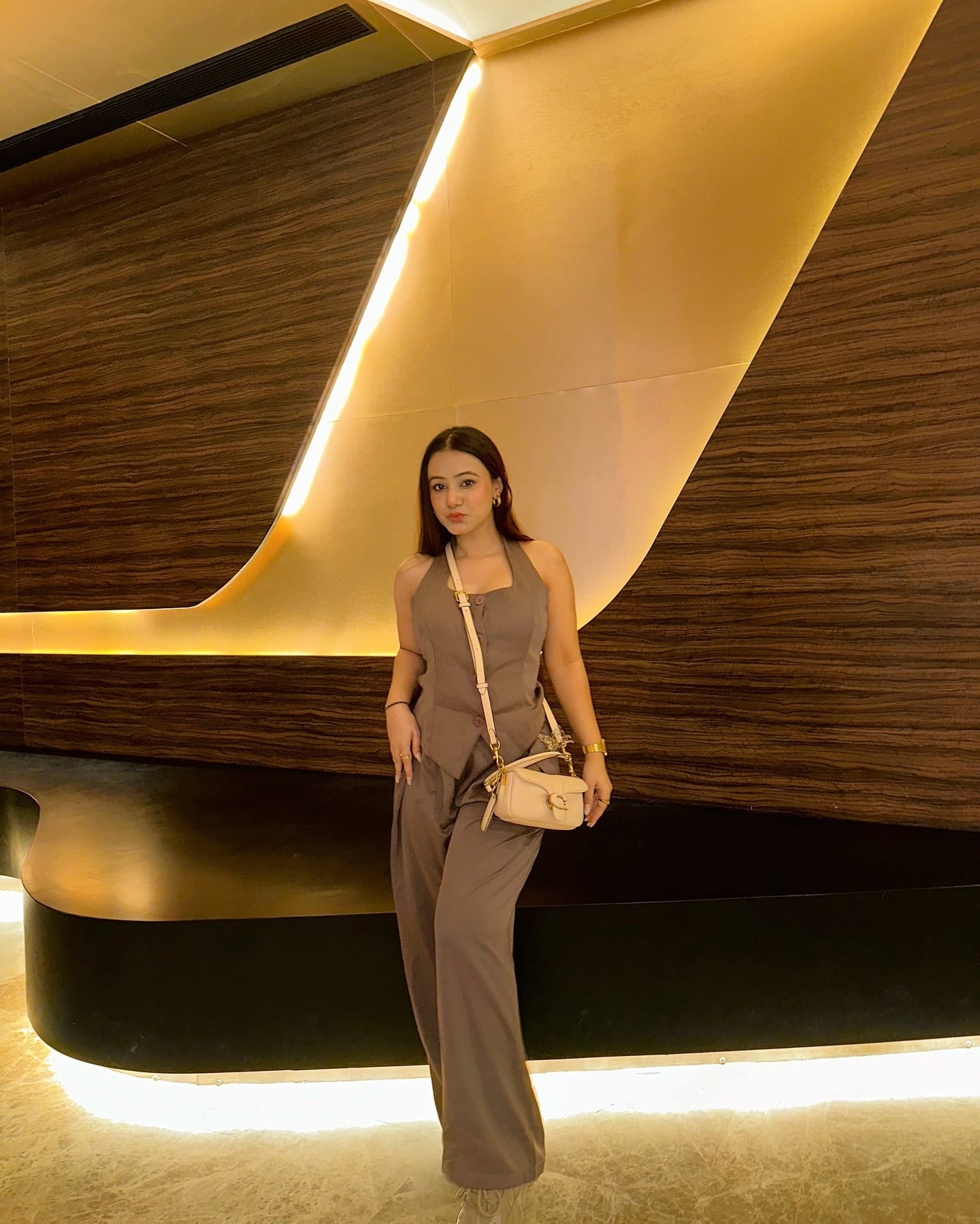 matching sets are my new uniform 🤎🐌
Comment ‘DM’ for the fit links 🔗
.
.
.
.
littlebox, co-ordsets, matchingsets, neutrals, falloutfits, formalwear, fallfashion, brownfits, fitcheck
