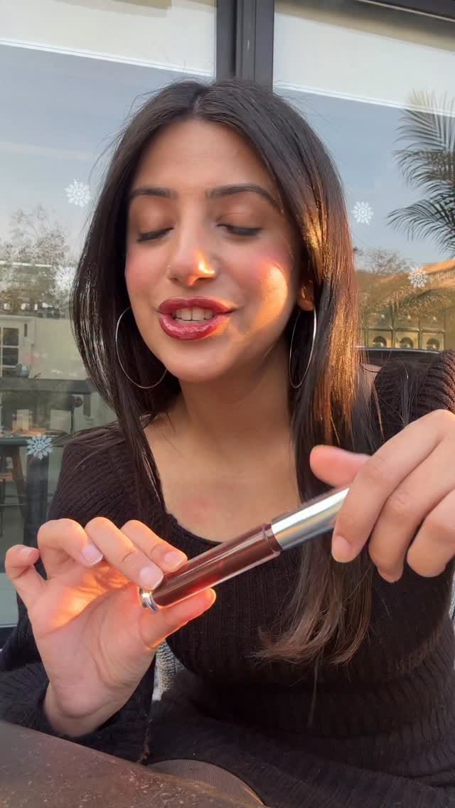 This cute girl recognised me as "The Lip Tint Influencer from Instagram" 😅 
And she instantly asked me what I was applying because it's so catchy in real life!!!
It's the @clinique_in Black Honey Gloss 🤎