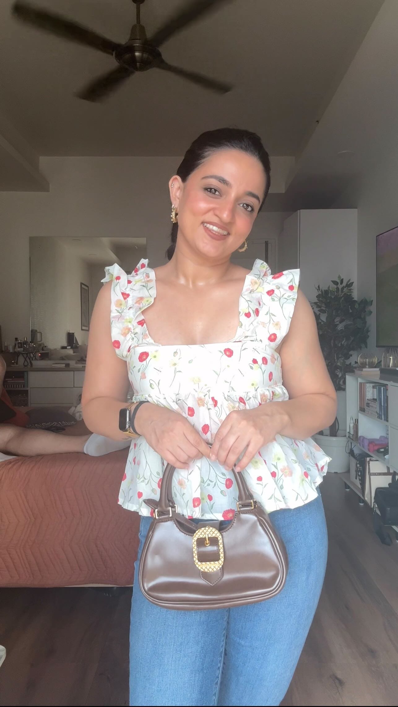 Summer isn’t over in my head 🌸☀️
🏷️
Earrings @_azelatelier 
Top @hm 
Jeans @levis_in 
Sandals @hm 
Bag @charleskeithofficial 
#desiinfluencer #wishlinked #hmxme #itgirlaesthetic #growth #smallcreator #smallcreator #contentcreator #girlssupportinggirls