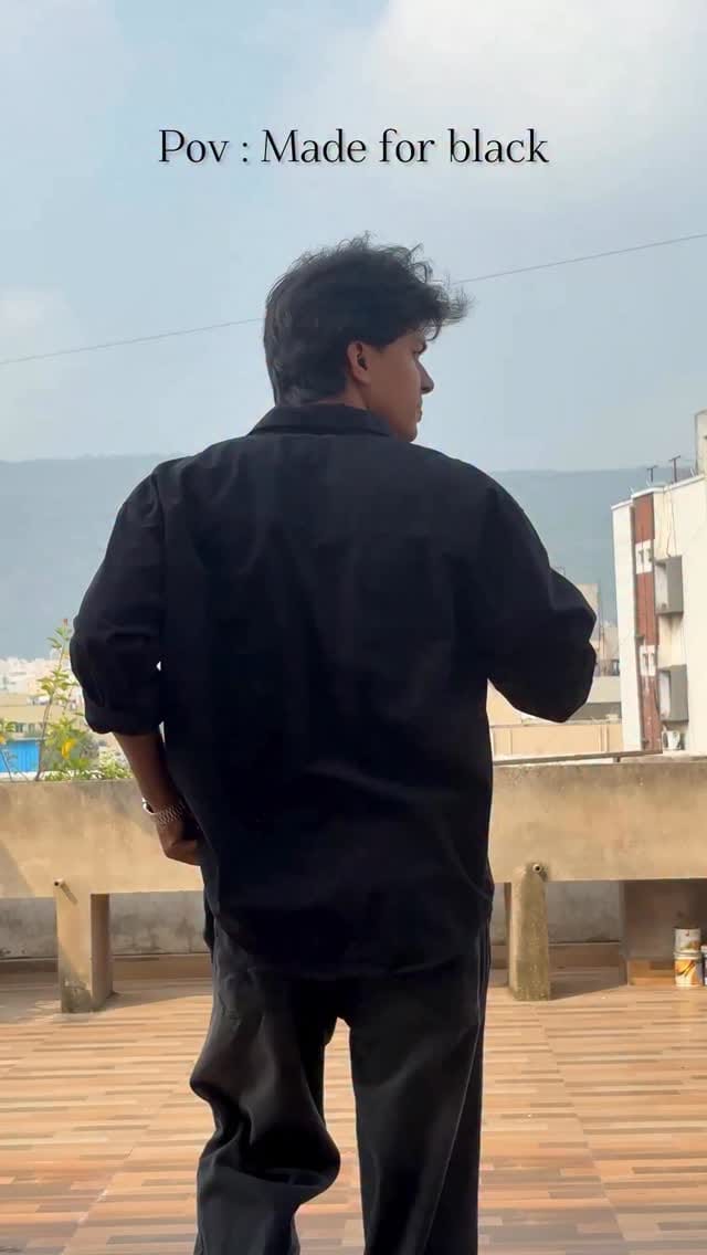 Fit Details ⬇️
• Comment “Links” for direct automation 🔗
• All Black Outfit ✨#mensfashion #fashion #trendingreels #style #grooming 
Did you receive the links 🔗?