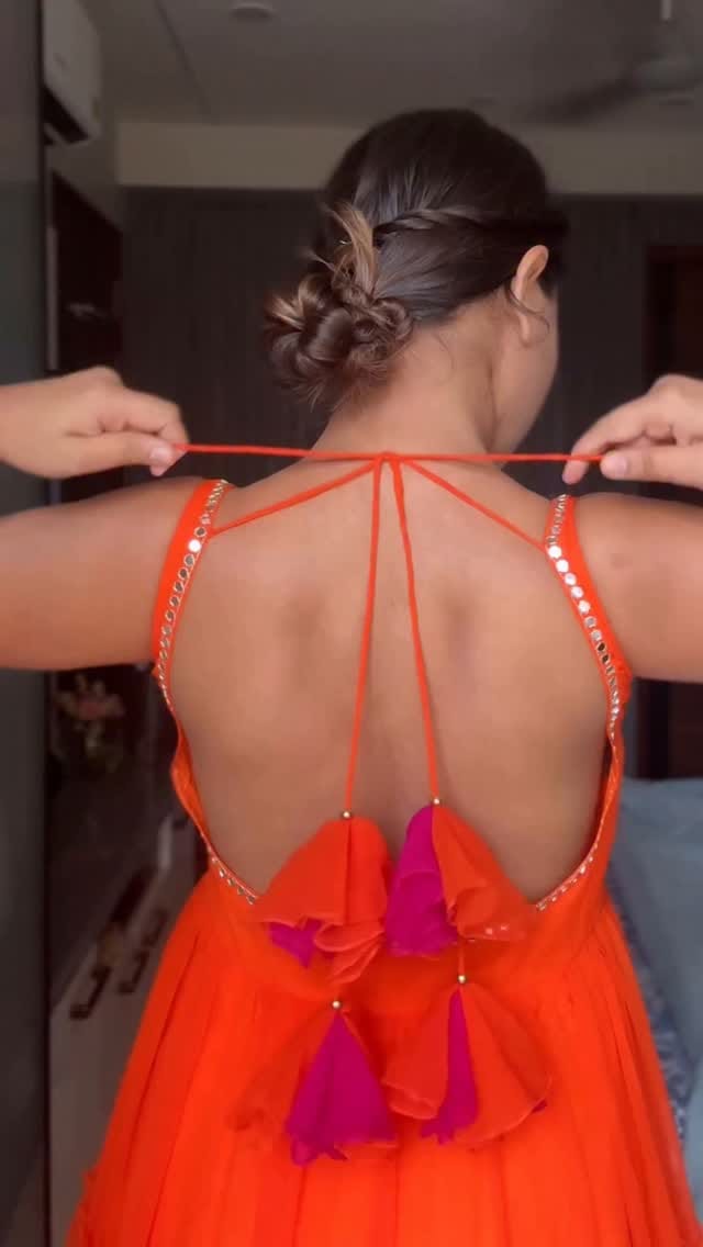 4/10 Rakhi outfit Ideas 🤌🏻 And this is one of my favourite finds 💯 Look at the colour, the back and the flare 💕💕😍 
I am obsessed ❤️❤️ 
Earrings @polki_potli 
Comment for links 🔗
#rakhioutfit❤️ #rakhioutfits #rakhioutfitideas