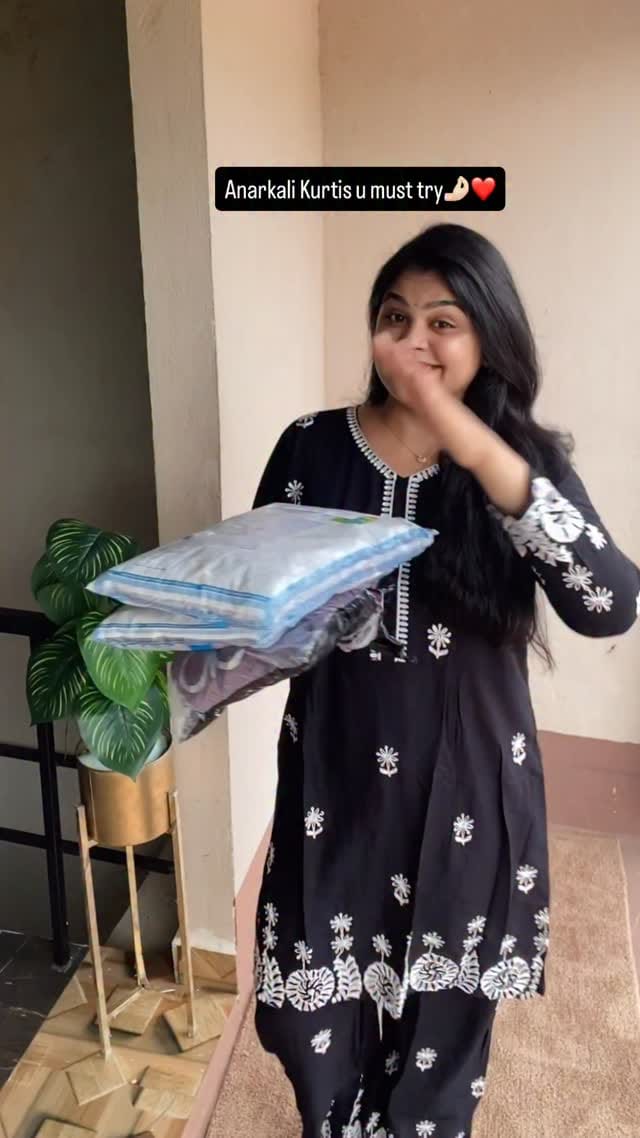Ohh! These Anarkali kurtis🤌🏻❤️
.
Wearing - M (True to size)
.
Do u even love Anarkalis?
