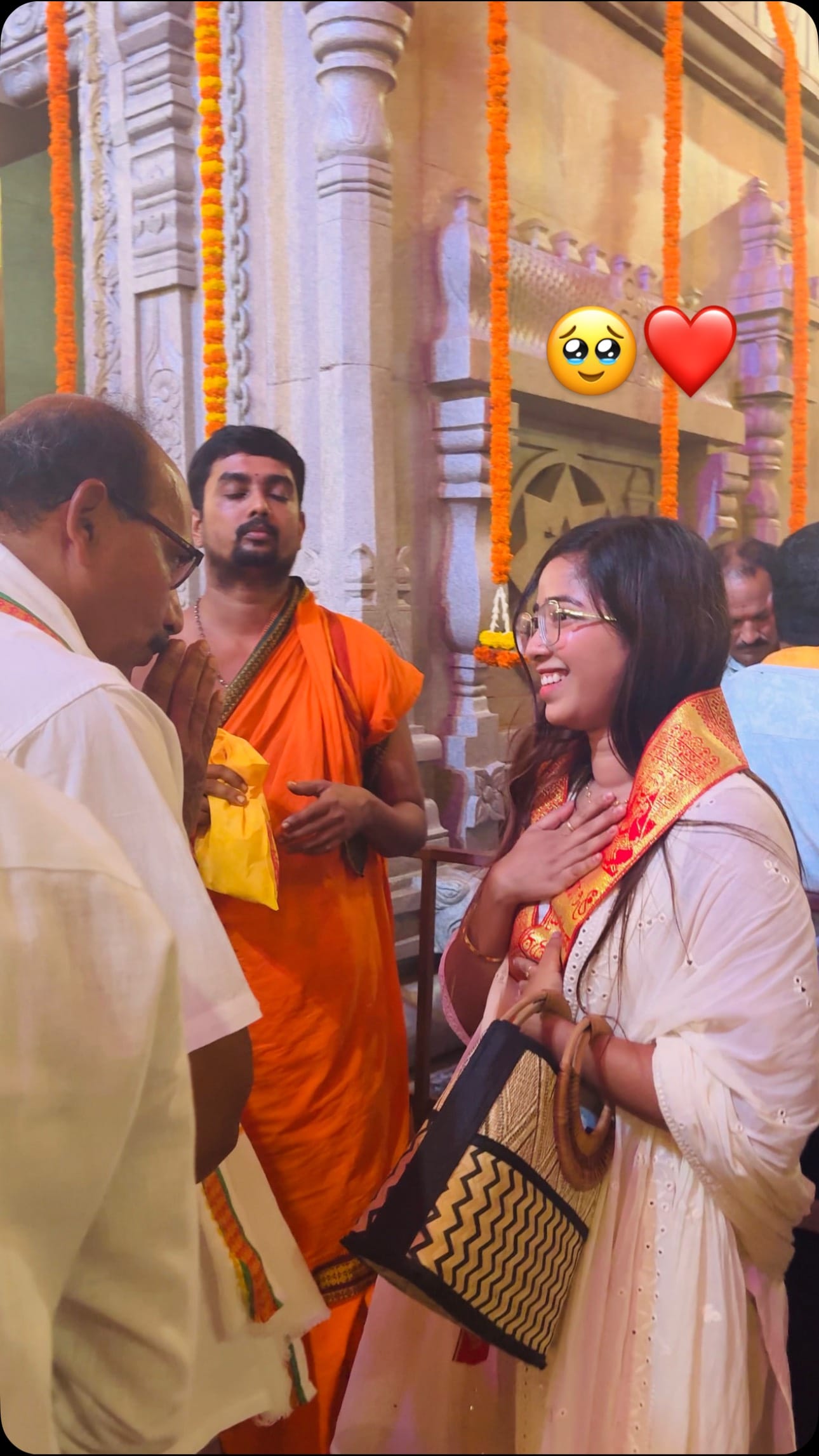 ಅನುಭವಕ್ಕೆ ಬಂದವರಿಗಷ್ಟೇ ಗೊತ್ತು!❤️
ನಂಬಿಕೆಯಿಡಿ ರಾಯರಿದ್ದಾರೆ!
@shwe.kannadathi 
.
.
.
.
#shwekannadathi #rayarabhaktalu #rayaru #byndooru #kundaprakannadavlog #kundaprakannada #byndoorurarayamutt 
.
.
[ Byndoor Raghavendra swamy mutt, kirunantralaya kundaprakannada, kundagannada, Kundapura Kannada, kundapura , Karavali, dailyvlogs, kundaprakannadaminivlogs, shwetha., Kannada influencer, Mangalore, Bangalore,  minivlog ]