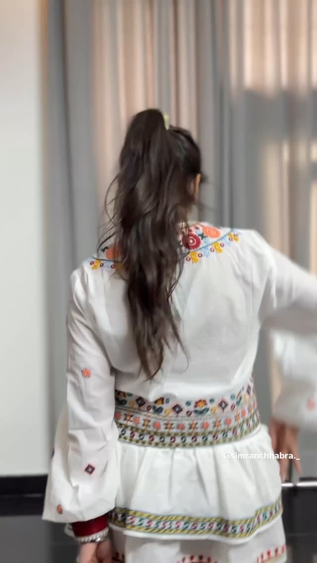 Raah teri tak tak♥️🧿
DC: @simranchhabra._ 
Dm or comment down for the outfit link🔗
#simranchhabra #adultdanceclass #danceclasses #adultsclass #weddingchoreography #weddingdances #weddingdance #kidsdanceclasses #kidsdanceclass