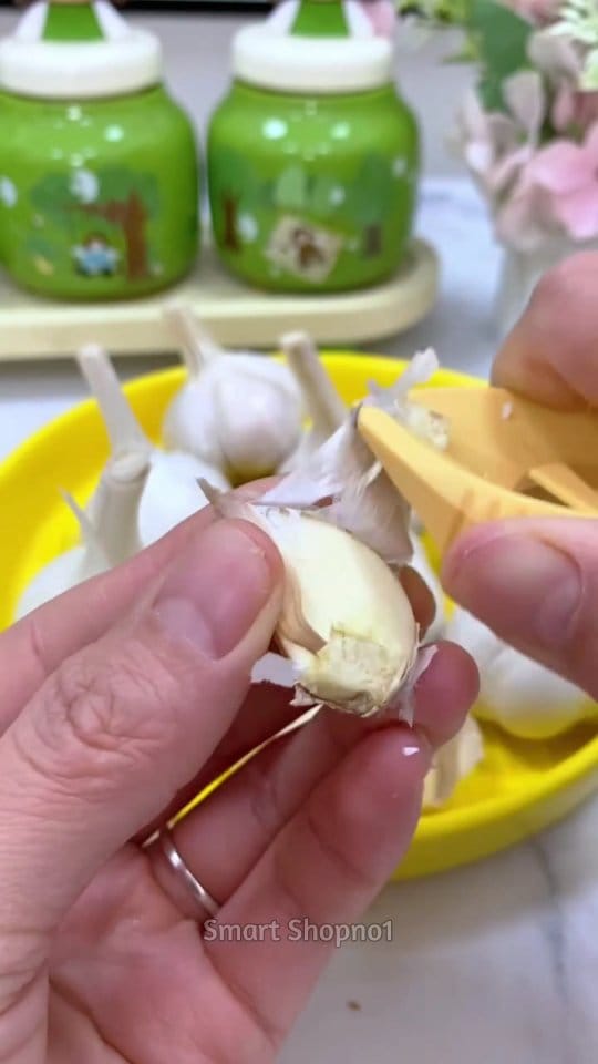 Follow & comment Link 😊👍
Manual Garlic Peeling Tool Clips 
#besthomegadgets #garlicpeelingtool #kitchengadgets #coolgadgets #reelsviral