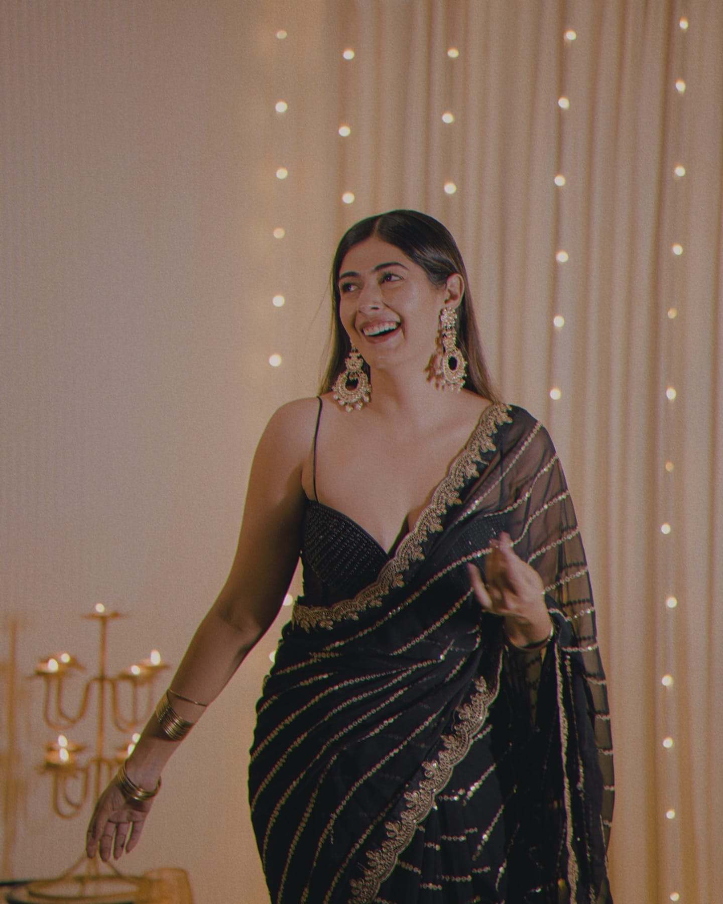 Iss Diwali, thoda sa noor aur thodi si nazakat mein kho jaane ka mann hai 🪔
#happydhanteras ✨💫
P.S. You can comment for the saree link 🤍
#happydhanteras #diwalivibes #happydiwali #diwali2024 #blackgoldsaree #diwalifit #soundaryathakur #formocloset