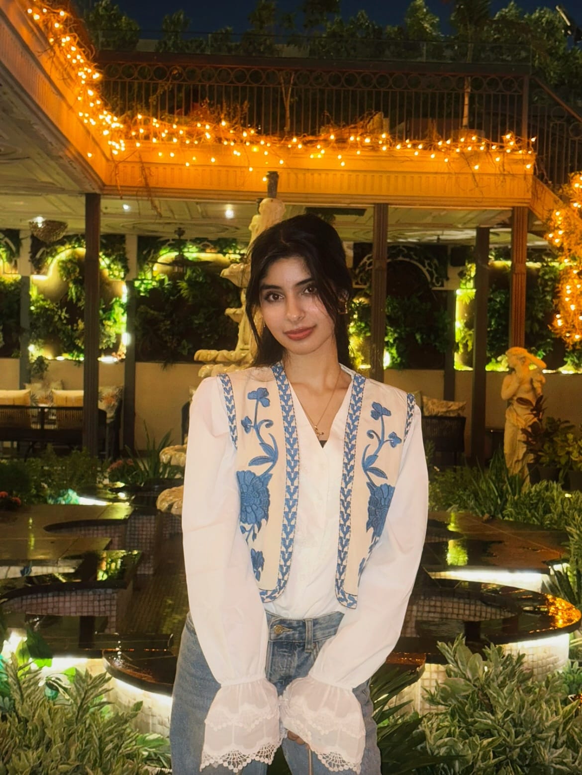 the best time of fall 🤍🦢🪽
use code TANISH for discounts on newme.
product id : 7313364 
#falloutfit #white #elitebynewme #newmegals #cafe