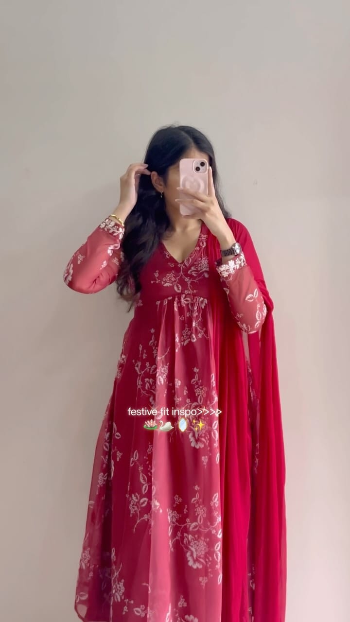 not your usual Monday fit✨
Comment ‘share’ or DM me this reel for details✨
#thechicneighbor #redanarkali #festivewear❤️ #ethnicfashion #navratrioutfit #redkurtaset