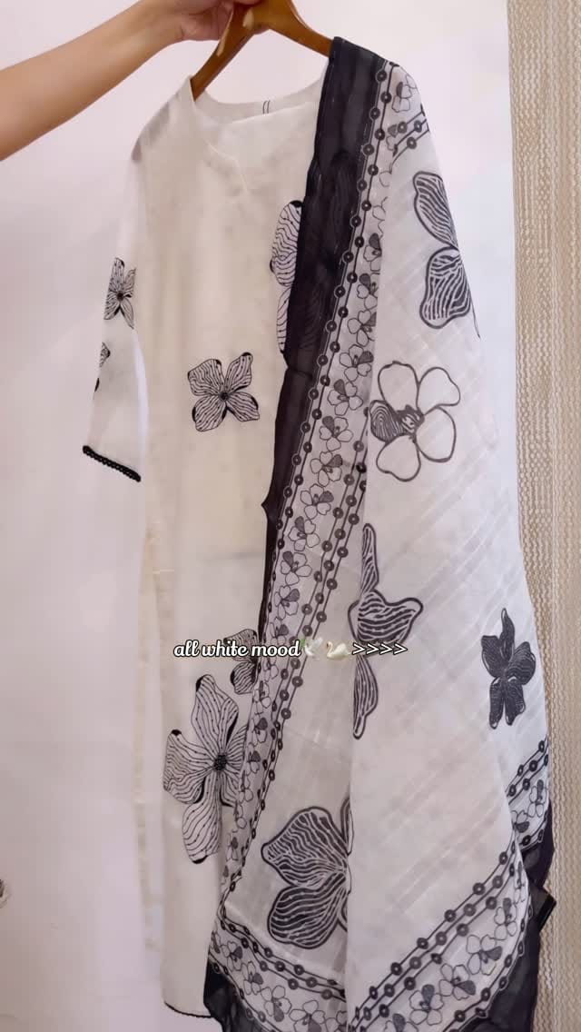 Comment ‘share’ or dm me this reel for fit details🫶🏻
#thechicneighbor #whitekurtaset #outfitinspiration #desifit #styleinspiration