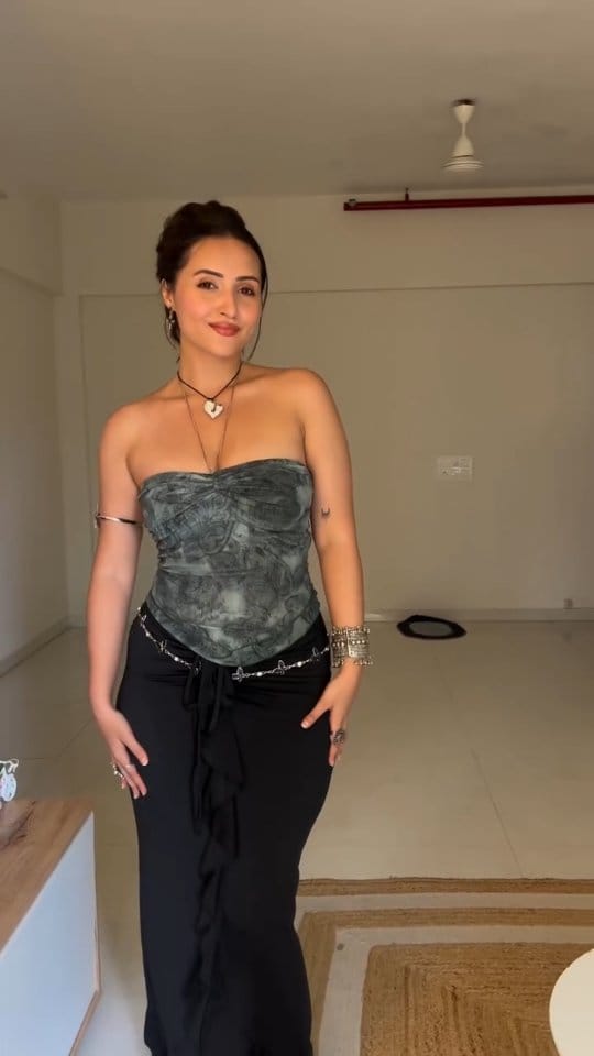 In Frame : @varsha_rekhate_24 Link for Top in Bio