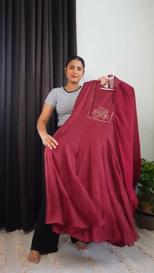 Stand out this Onam or any special occasion with this gorgeous set from @mannathkochi ♥️
.
.
.
#kurtaset #suitset #shoppingguide #shoppingblogger #anjanapk #viral #onamlook #festivegrwm #festive #ootd #onam2025 #festiveoutfit #dressupwithanjana