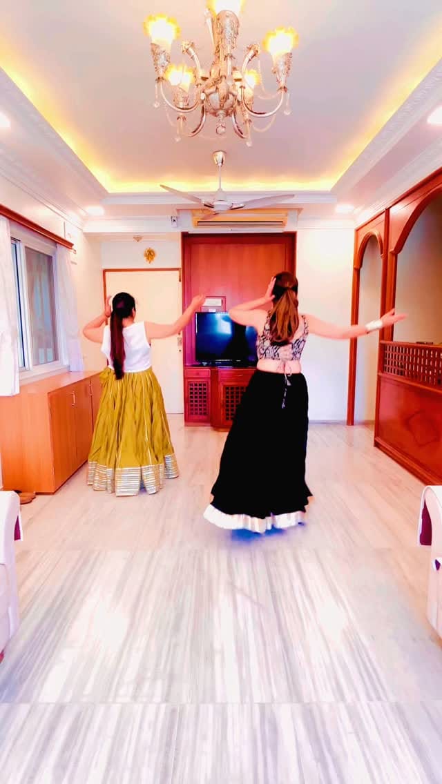 Couldn’t stop dancing on these beats 💃✨
.
Lehngas: @ab_lehengahouse 
Shraddha’s Top: @silayibazi 
Song: @adityagadhviofficial 
Music: @cokestudiobharat 
Dance Steps: @thesindhisoul @shagun_mehta 
.
#Reels #reelitfeelit #reelkarofeelkaro #reelinstagram #dancereel #meethakhaara #gadhvifan #thesindhisoul